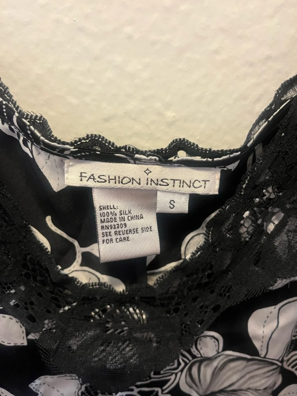 ✨Floral 100% Silk Lace-Trim Cami in Black & Cream - Picture 4 of 8